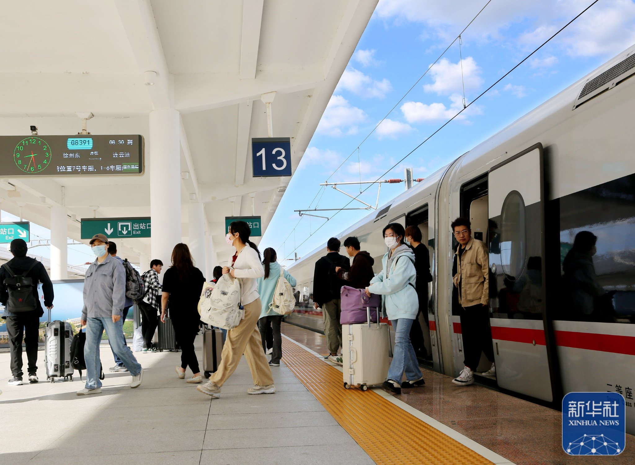 10月5日,旅客在江苏连云港火车站下车准备出站.新华社发(王春摄)