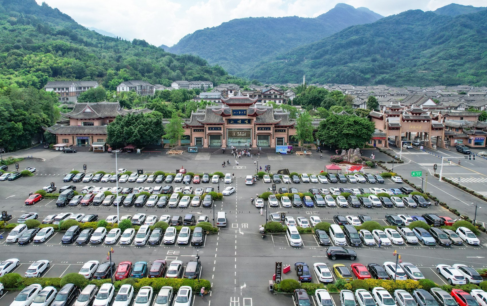 长假期间峨眉山景区准备5950个停车位方便游客出行.