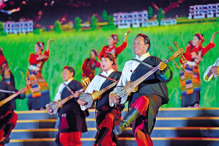 日喀则市拉孜县堆谐表演队表演的舞蹈《飞弦踏春》.记者 旦增西旦 摄