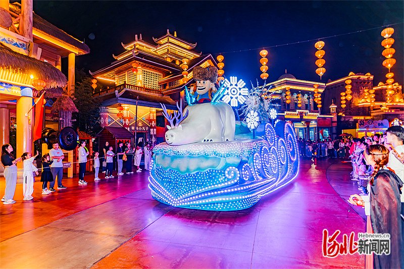 9月29日晚,游客在位于邯郸市磁县的方特国色春秋主题乐园景区游玩.