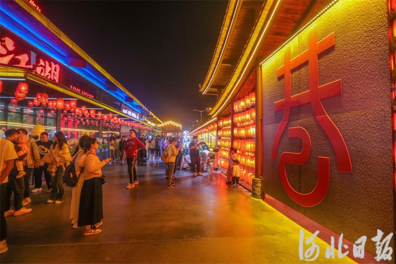 10月3日,游客在秦皇岛市海港区秦皇小巷观光游玩.