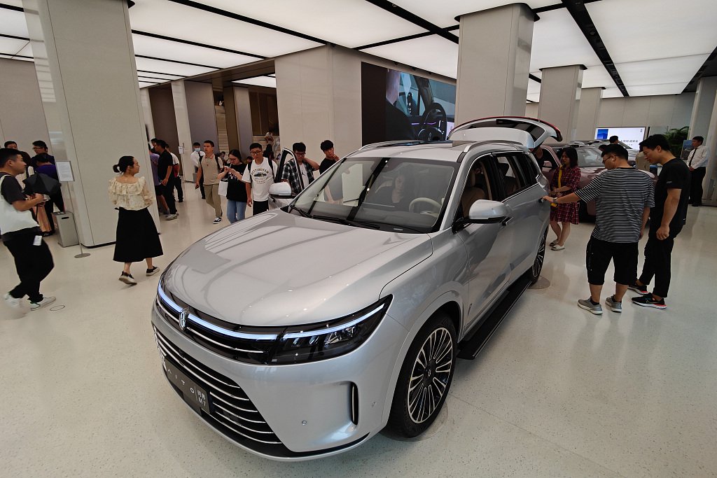 2023年9月13日,上海,华为新发布的问界m7亮相上海南京路步行街旗舰店