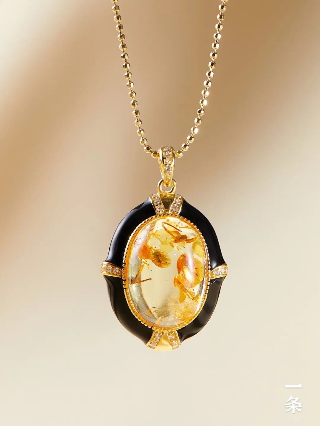 天然净水级金花珀,金黄浓郁,高透澄澈,天然"爆花"纹|琥珀_新浪财经