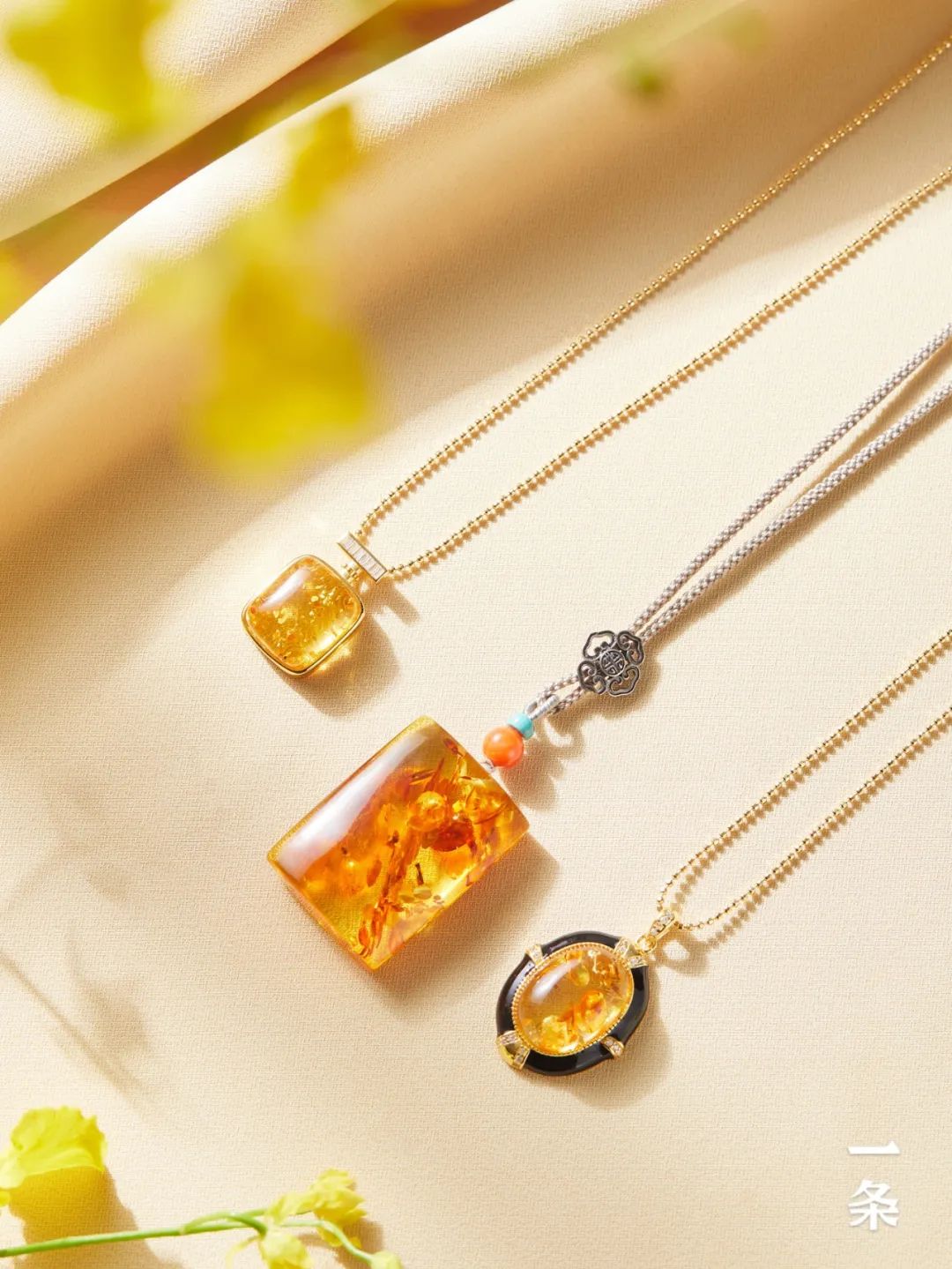 天然净水级金花珀,金黄浓郁,高透澄澈,天然"爆花"纹|琥珀_新浪财经