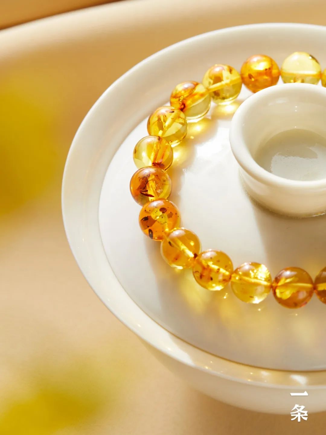 天然净水级金花珀,金黄浓郁,高透澄澈,天然"爆花"纹|琥珀_新浪财经