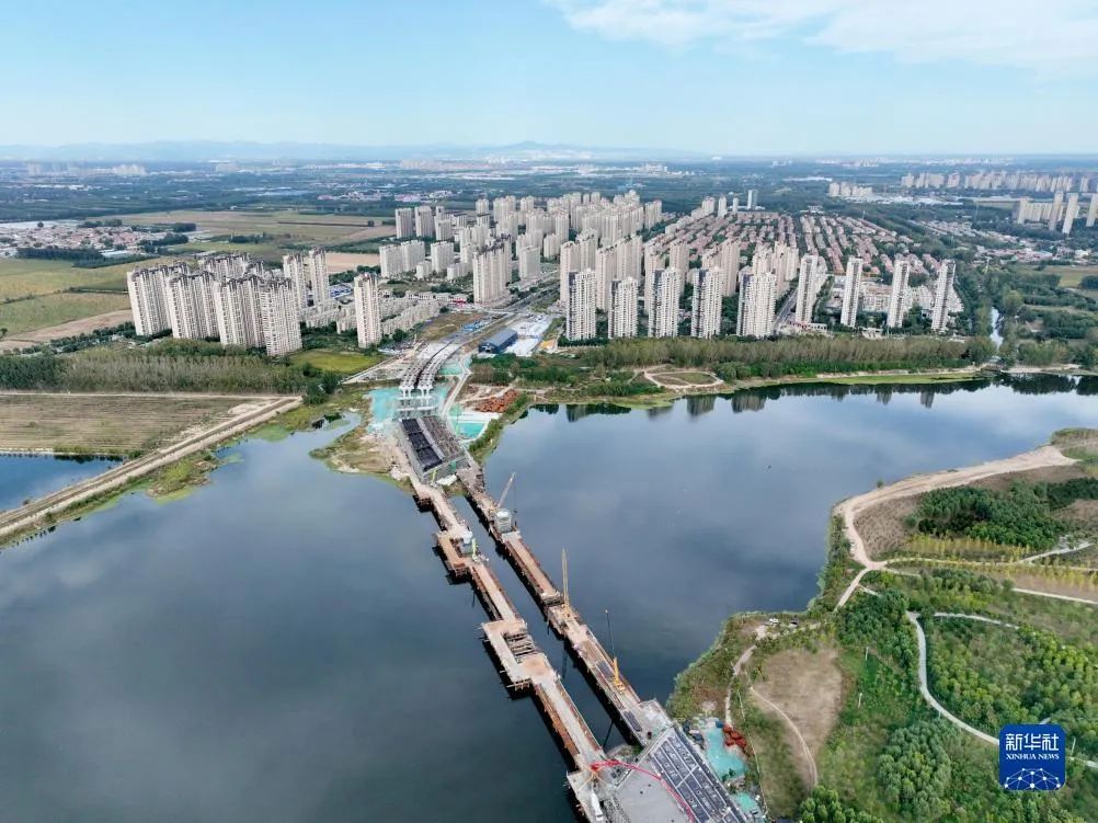 10月4日拍摄的厂通路潮白河大桥施工现场(无人机照片).