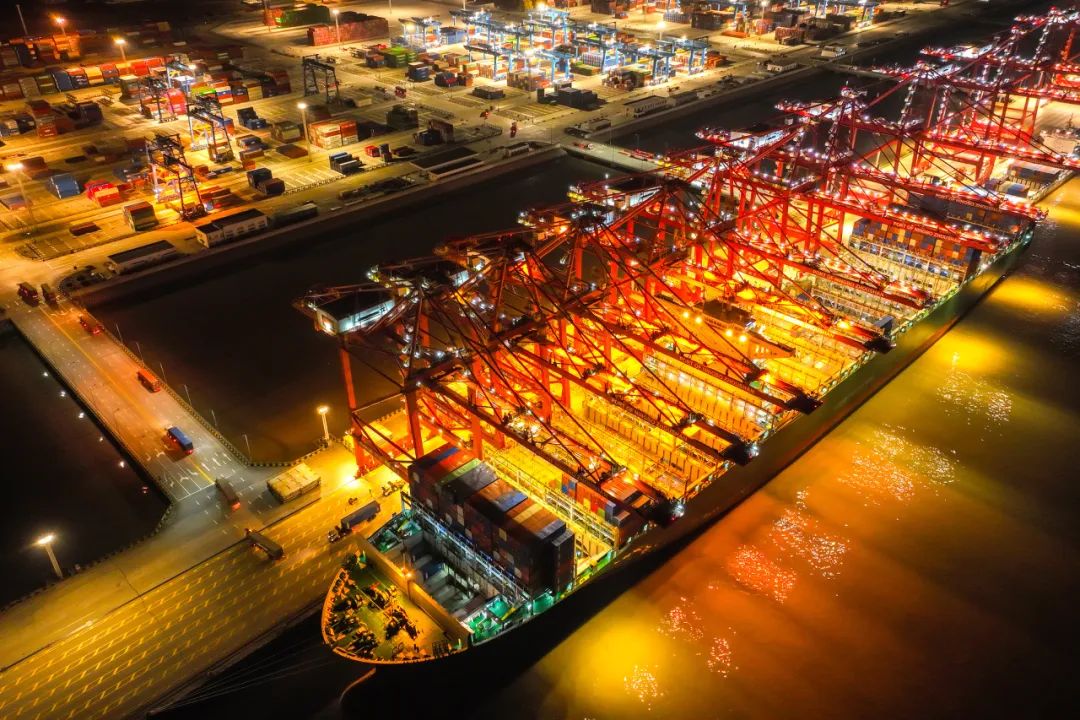 宁波舟山港北三集司码头夜景.(胡晓亮 摄)