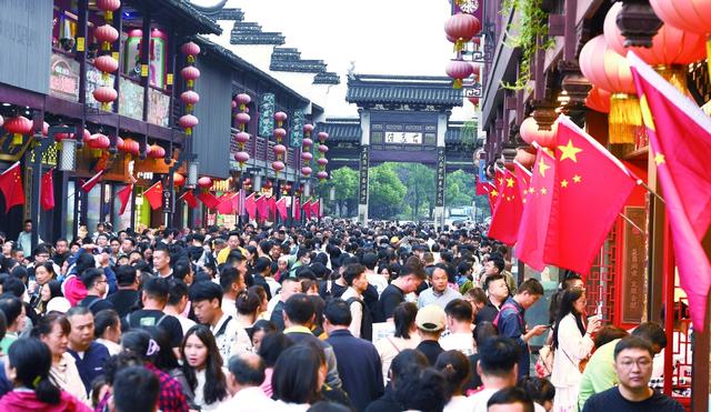 图片说明: 在中秋国庆假期,全国旅游人数和收入大幅增长.