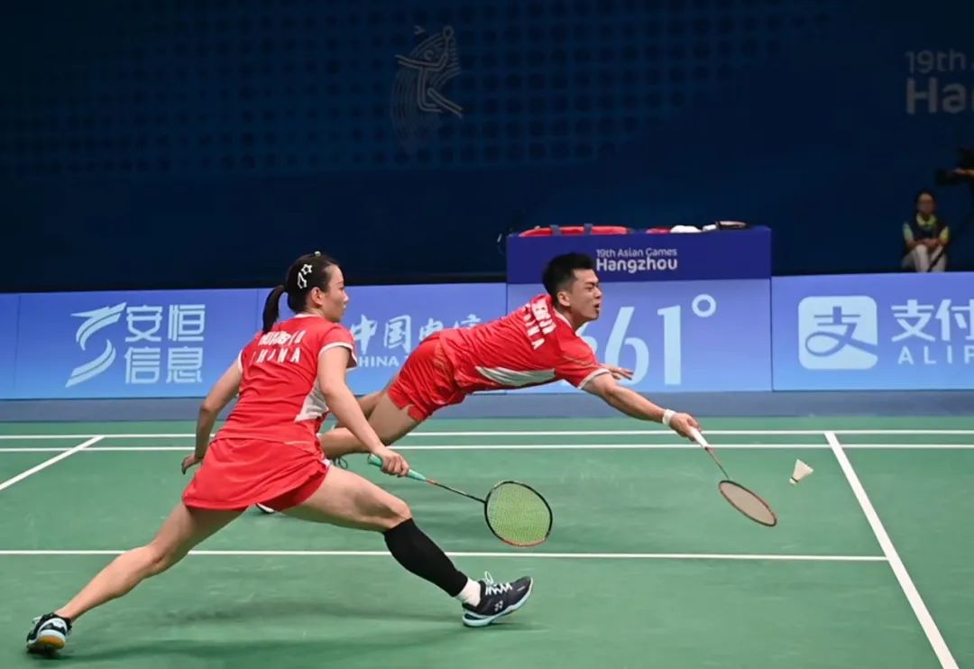 10月7日,在杭州亚运会羽毛球混合双打决赛中,中国组合郑思维/黄雅琼