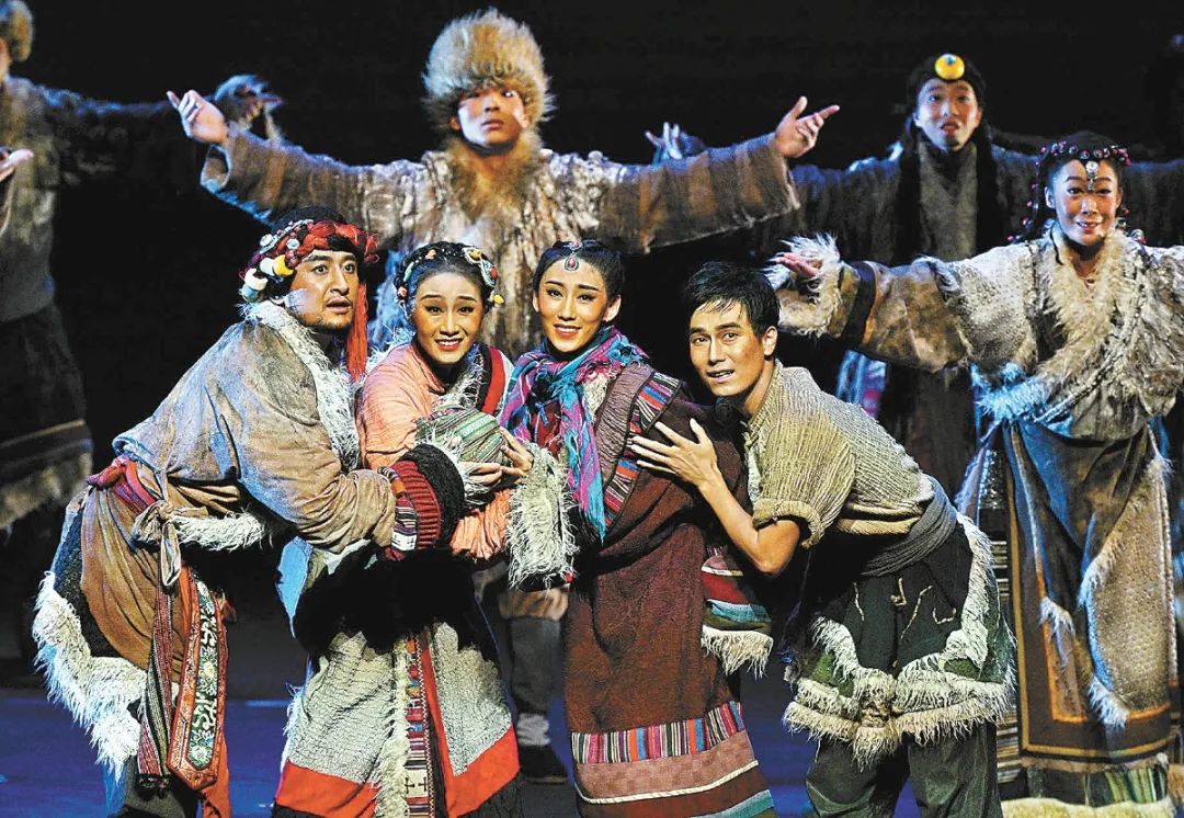 国家大剧院原创民族舞剧《天路》剧照。 北京日报记者 方非摄