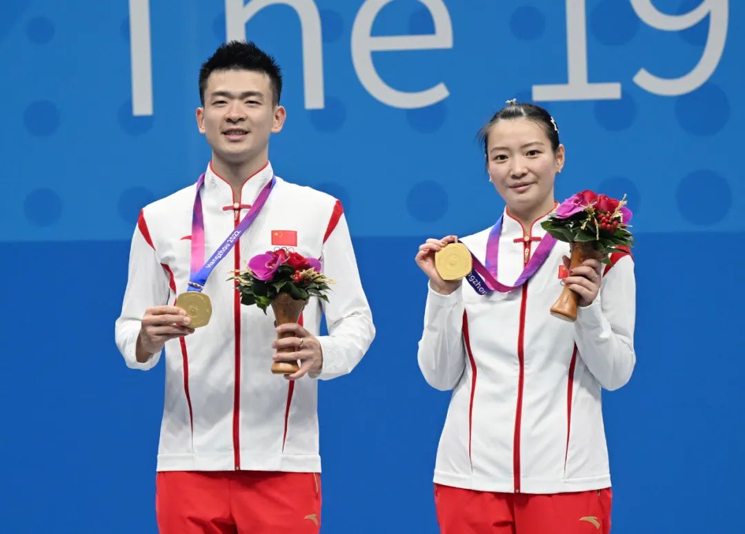 中国组合郑思维/黄雅琼在颁奖仪式上.