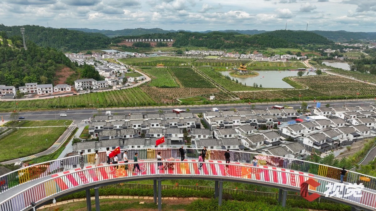 10月3日,游客们在遂宁市大英县隆盛镇土门垭村精品村感受乡村旅游的