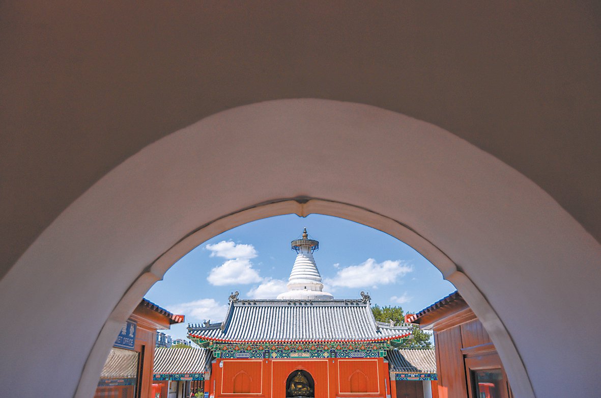 修缮后的白塔寺与湛蓝的天空构成一幅美丽画卷.本报记者 潘之望摄