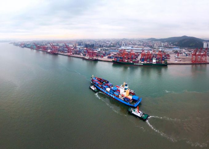 在福建自贸区厦门片区东渡港区,一艘货轮向码头靠拢(2017年8月26日无