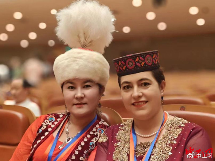 帕夏古丽(左)作为少数民族参观团成员正等待着亚运会的开幕式.