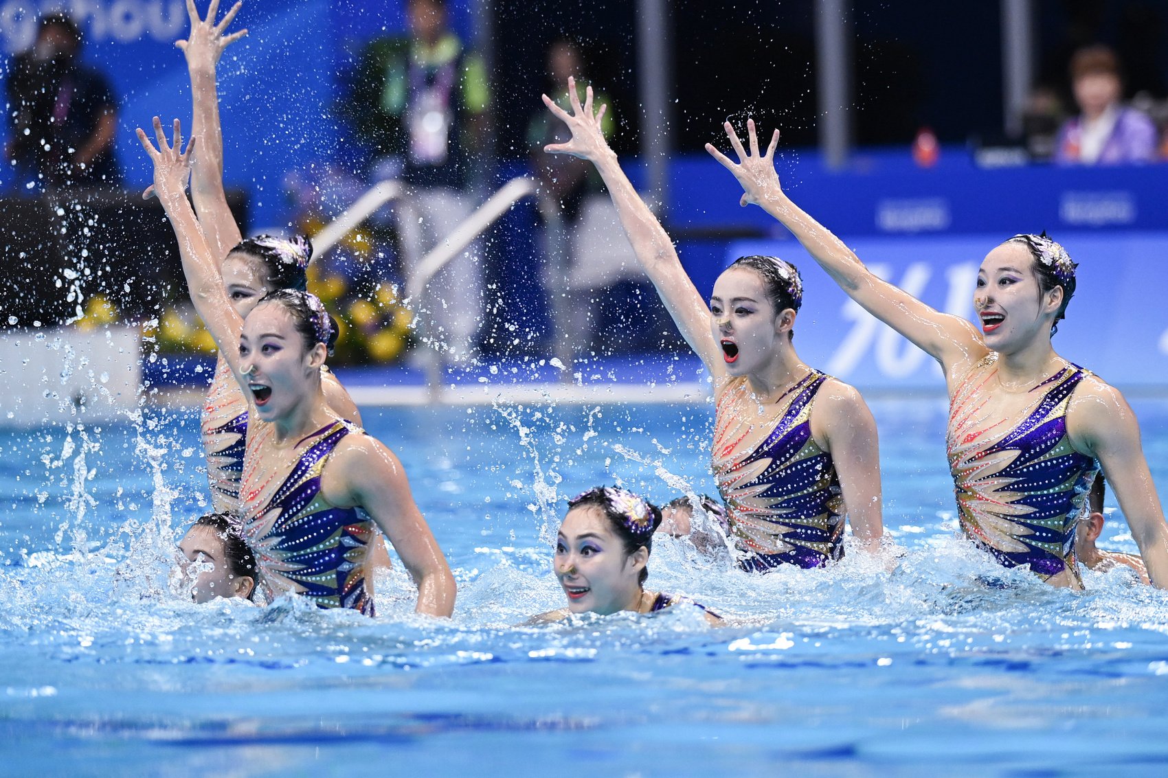 10月6日,中国队在杭州亚运会花样游泳集体技巧自选比赛中.