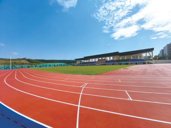 &nbsp;&nbsp;&nbsp;&nbsp;新建的田径场已准备就绪&nbsp;&nbsp;&nbsp