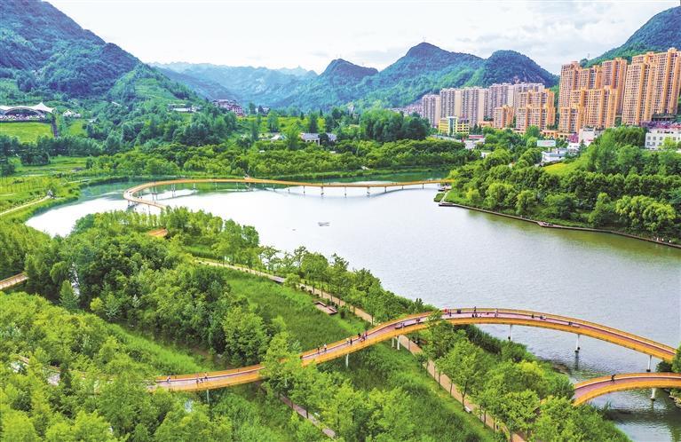 六盘水明湖国家湿地公园由河流,库塘,森林构成复合湿地生态系统.
