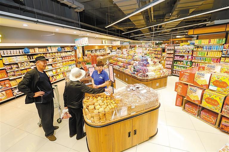 9月26日,明珠超市(金源店)内,市民在选购过节物资.本报记者 陈童 摄