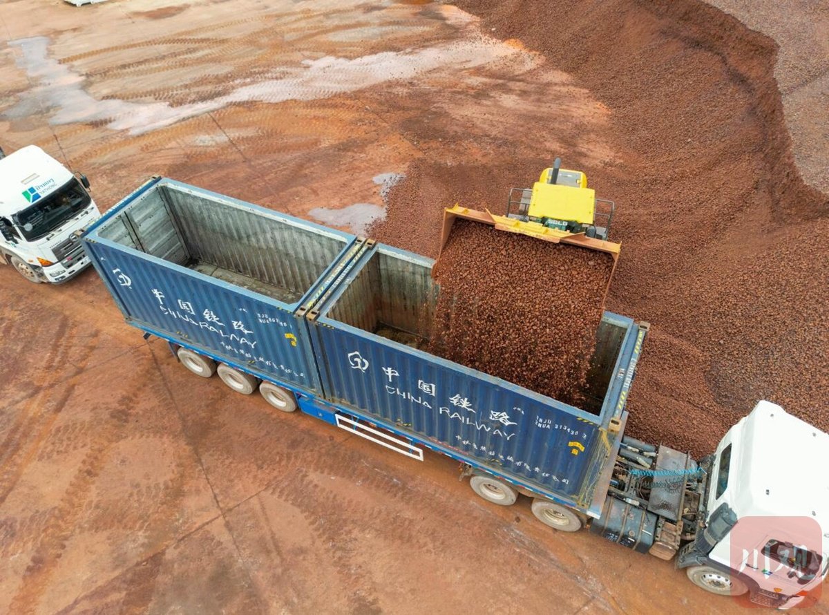 铁矿石正在装箱.