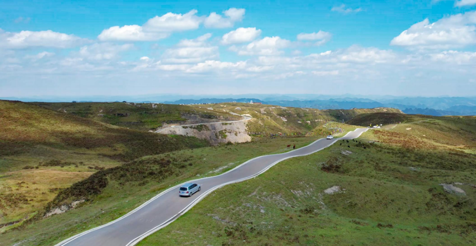 阿西里西大草原上的波浪公路.林民 摄