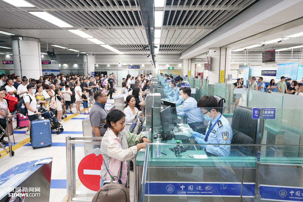 深圳湾边检站开启全部查验通道应对瞬时客流高峰.(郑增浩 摄)