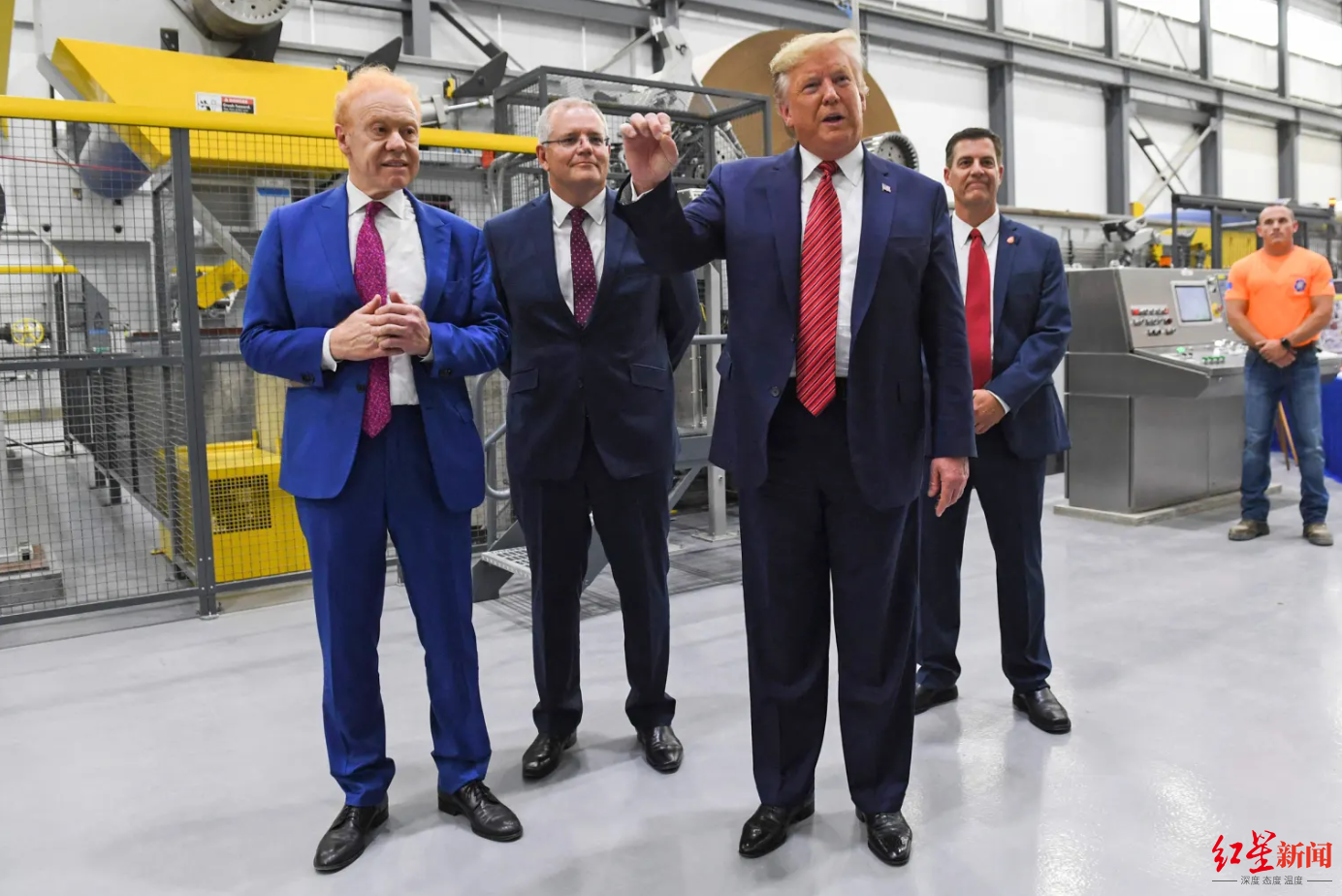 ▲普拉特（左一）陪同特朗普和澳大利亚前总理莫里森（左二）参观自己的工厂