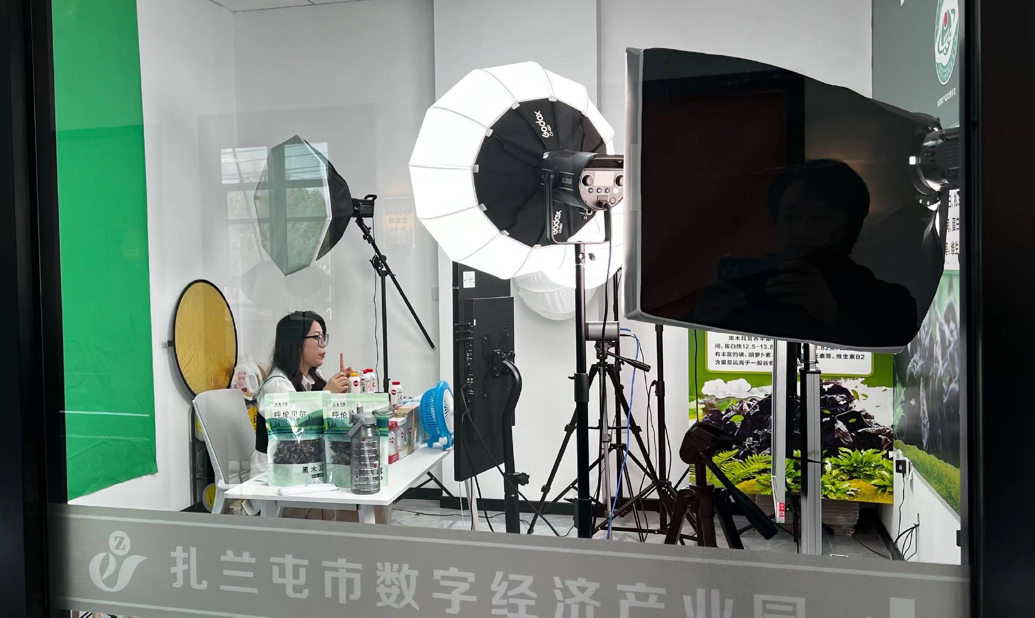 入驻园区企业工作人员在直播带货.