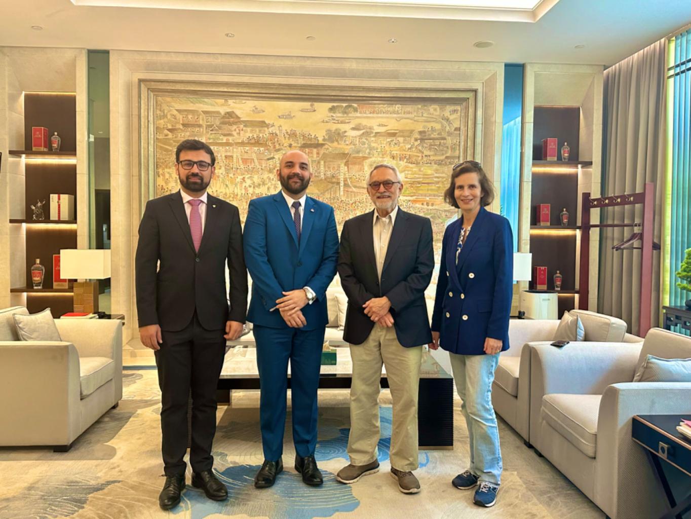 9月29日,蒙卡达抵达北京履新,他和夫人埃斯梅拉达在机场受到洪都拉斯