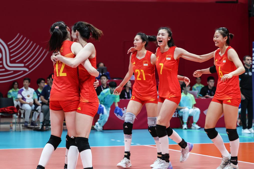 10月6日,中国队球员在比赛中庆祝得分.新华社记者朱峥摄