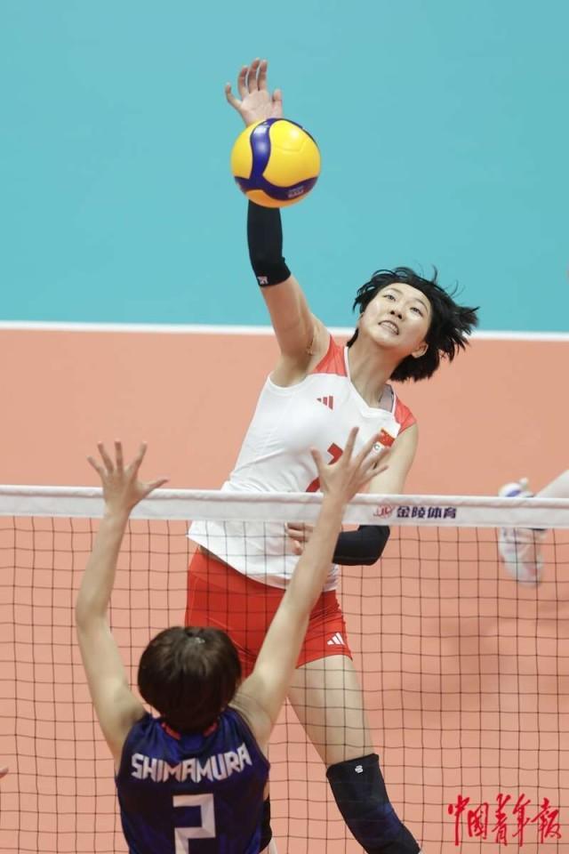 李隽辉/摄10月7日晚,杭州,中国女排在亚运会女子排球决赛中3:0战胜