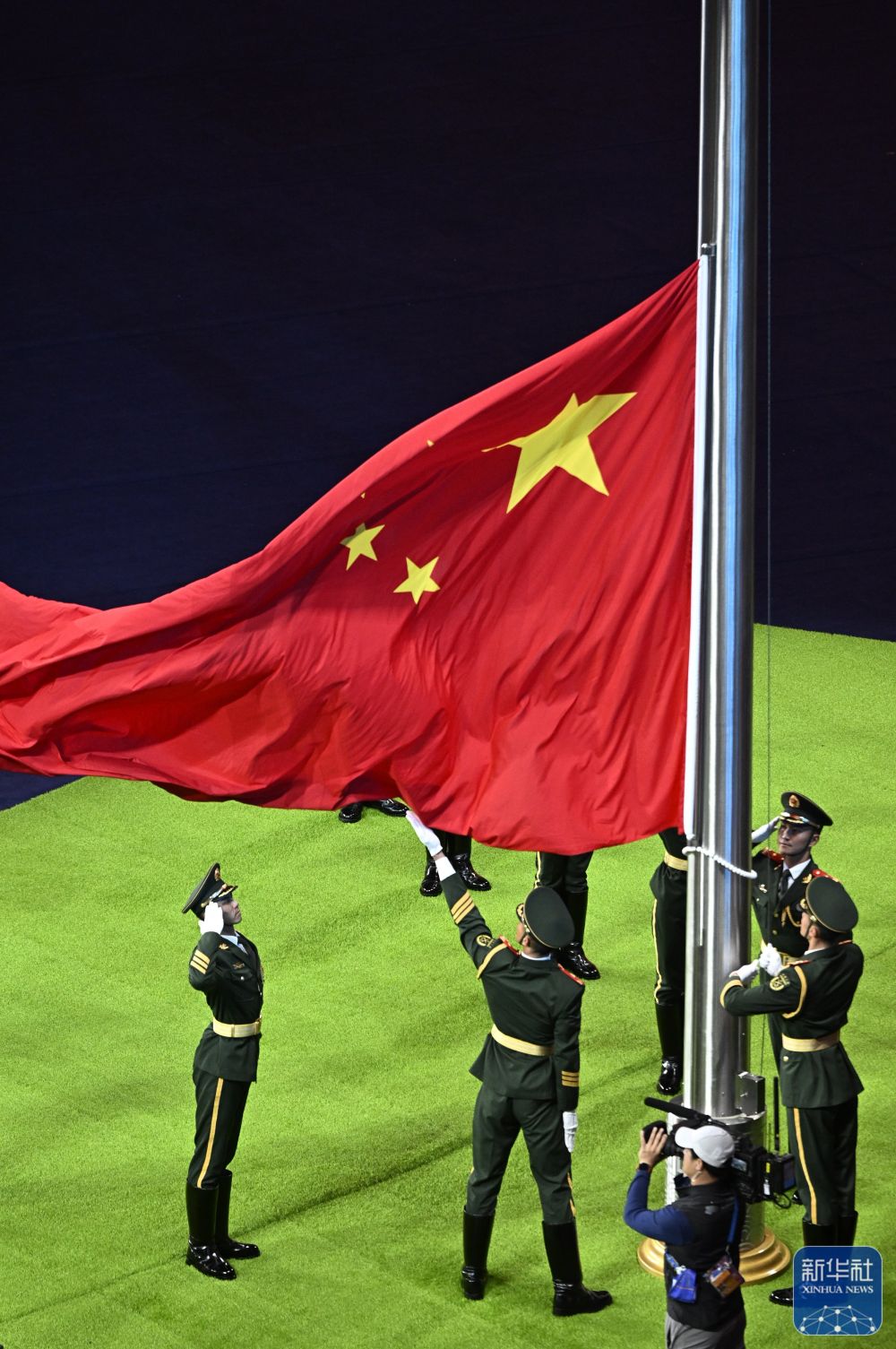 中华人民共和国国旗在闭幕式上升起.新华社记者 王鹏 摄