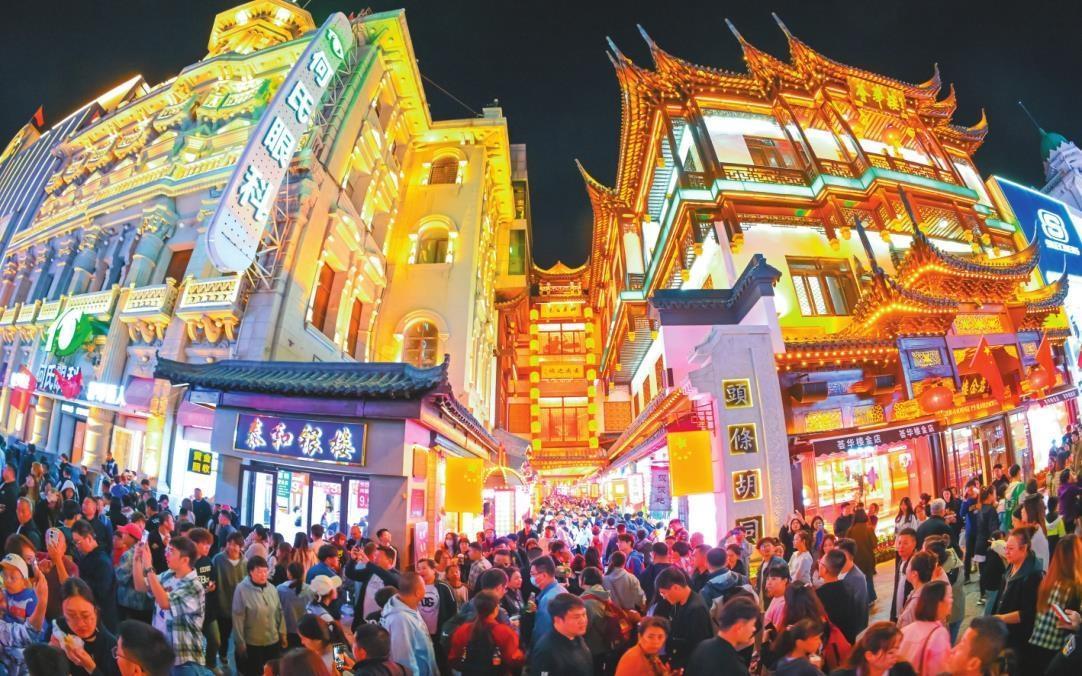 国庆假期,沈阳中街步行街人头攒动,节日气氛浓厚.