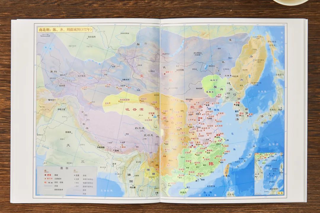 平面的历史,以地图为轮廓,立体地展现,生动而清晰,令人过目难忘!