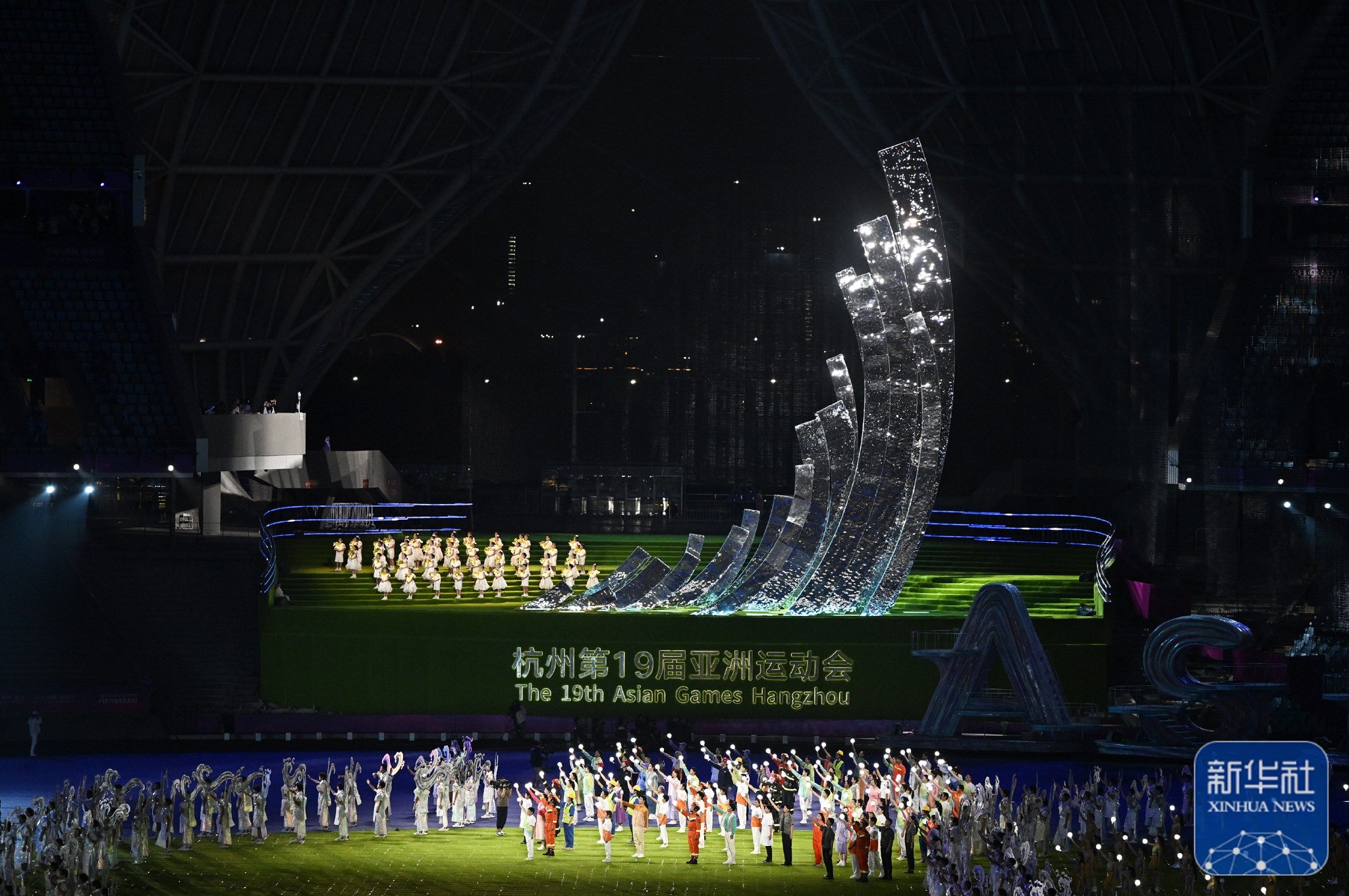 闭幕式上的熄灭主火炬环节.新华社记者 王鹏 摄