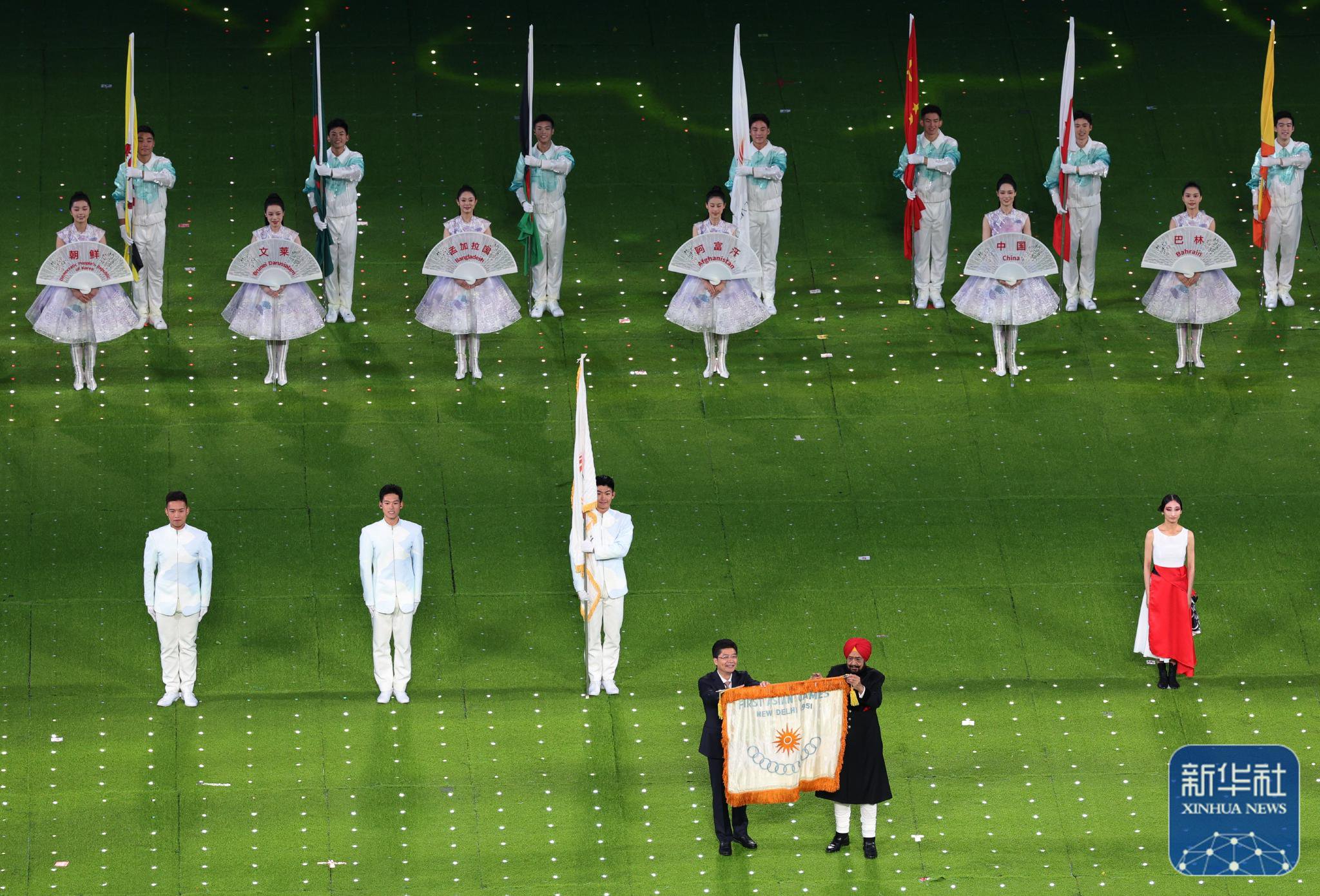 闭幕式上的会旗交接仪式.新华社记者 杨磊 摄