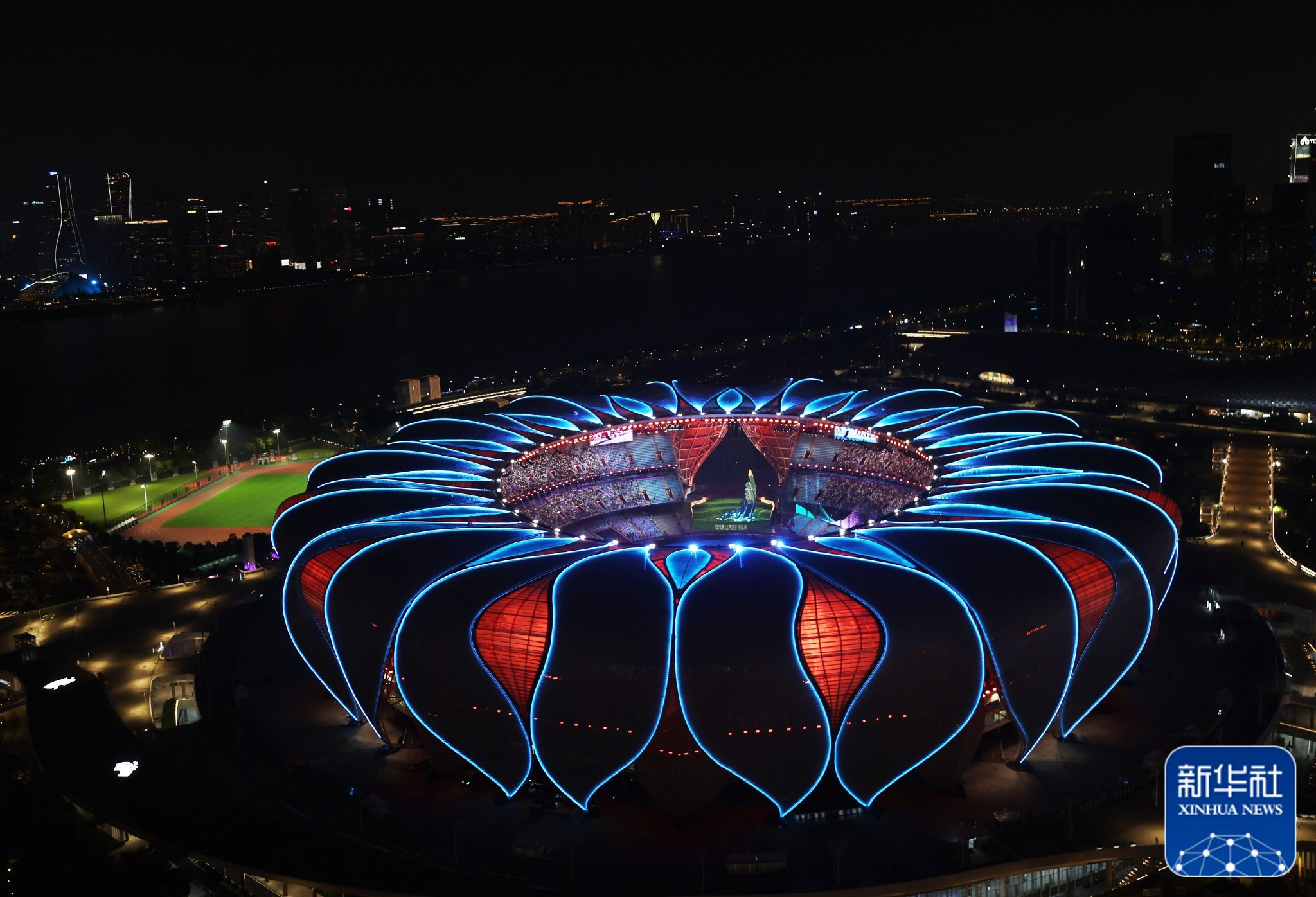 这是10月8日拍摄的杭州奥体中心体育场.新华社记者 程婷婷 摄