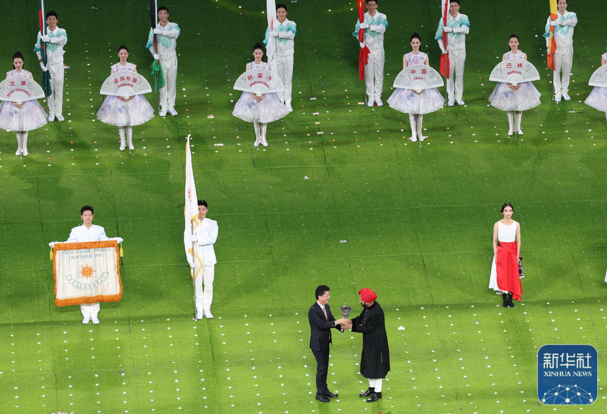 闭幕式上的火炬交接仪式.新华社记者 杨磊 摄