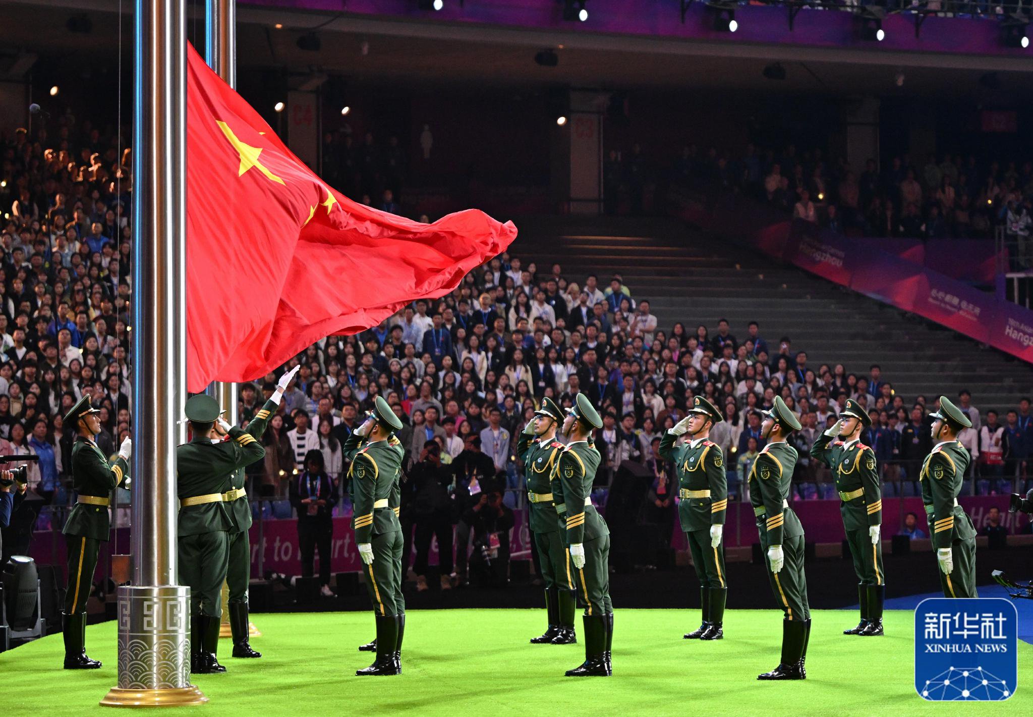 中华人民共和国国旗在闭幕式上升起.新华社记者 陈钟昊 摄