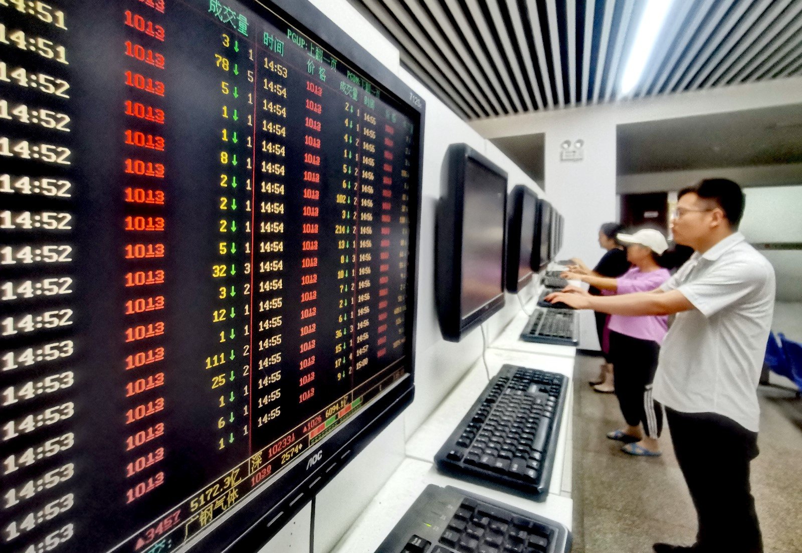 股民们在安徽省安庆市一家证券营业厅关注股市行情。（图片由CNSPHOTO提供）
