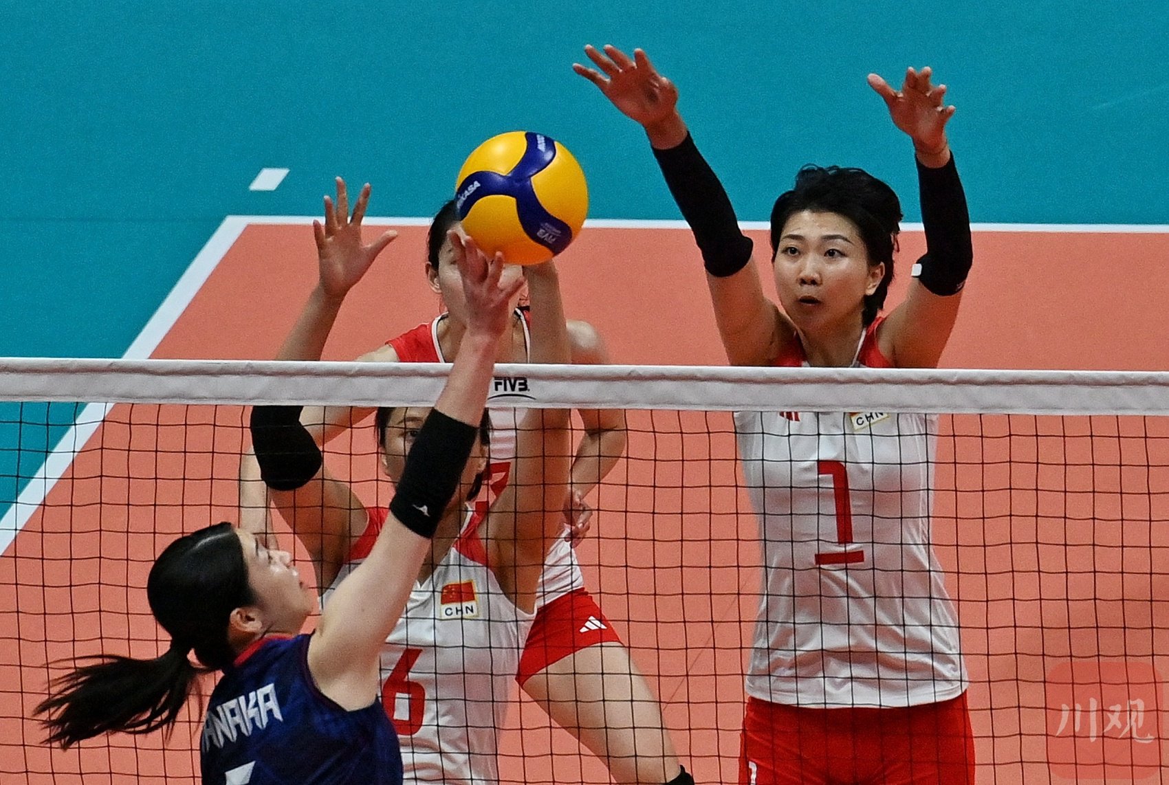 中国队员拦网得分见证亚运会女排颁奖仪式中国女排队员站上亚运会冠军