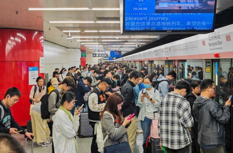 在北京南站地铁站台,夜晚返京的大批旅客排队候车.邓伟 摄