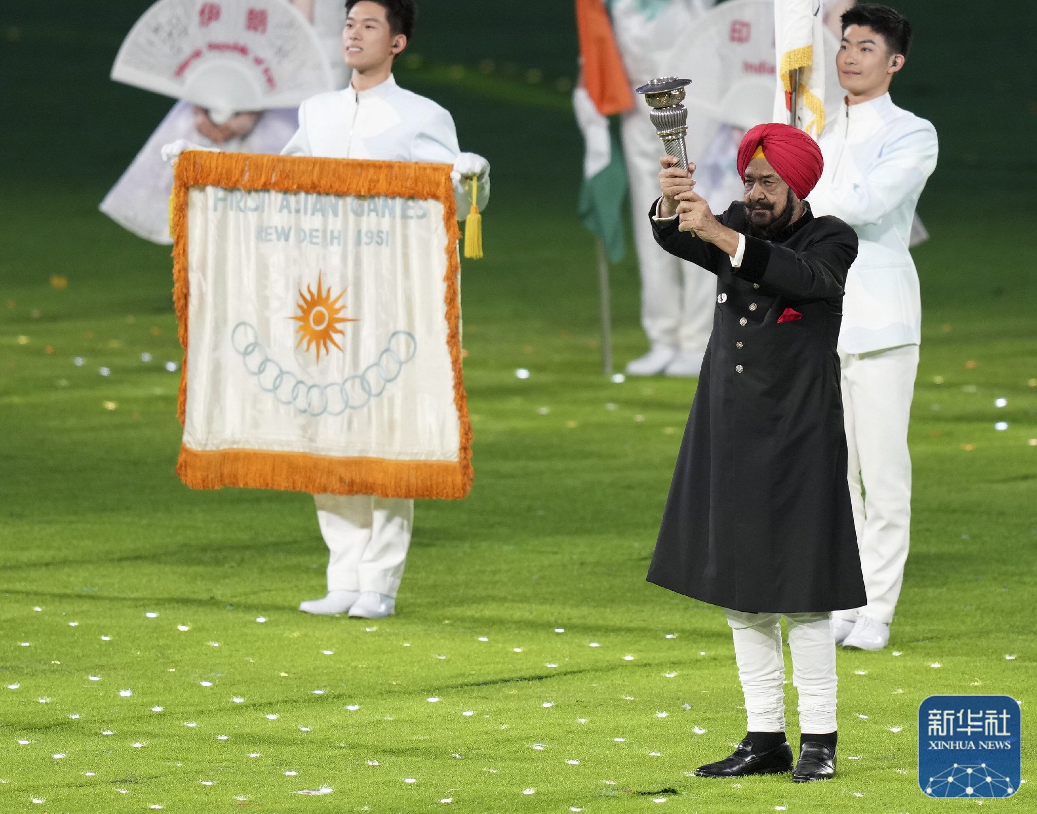 这是闭幕式上的火炬交接仪式.新华社记者 孙非 摄