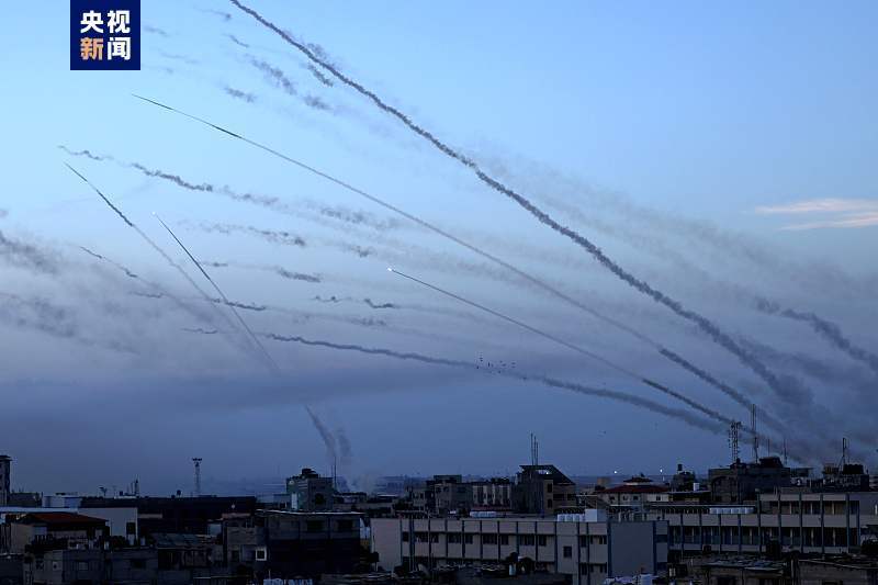 ▲当地时间10月7日，数十枚火箭弹从加沙地区射向以色列。图据央视新闻