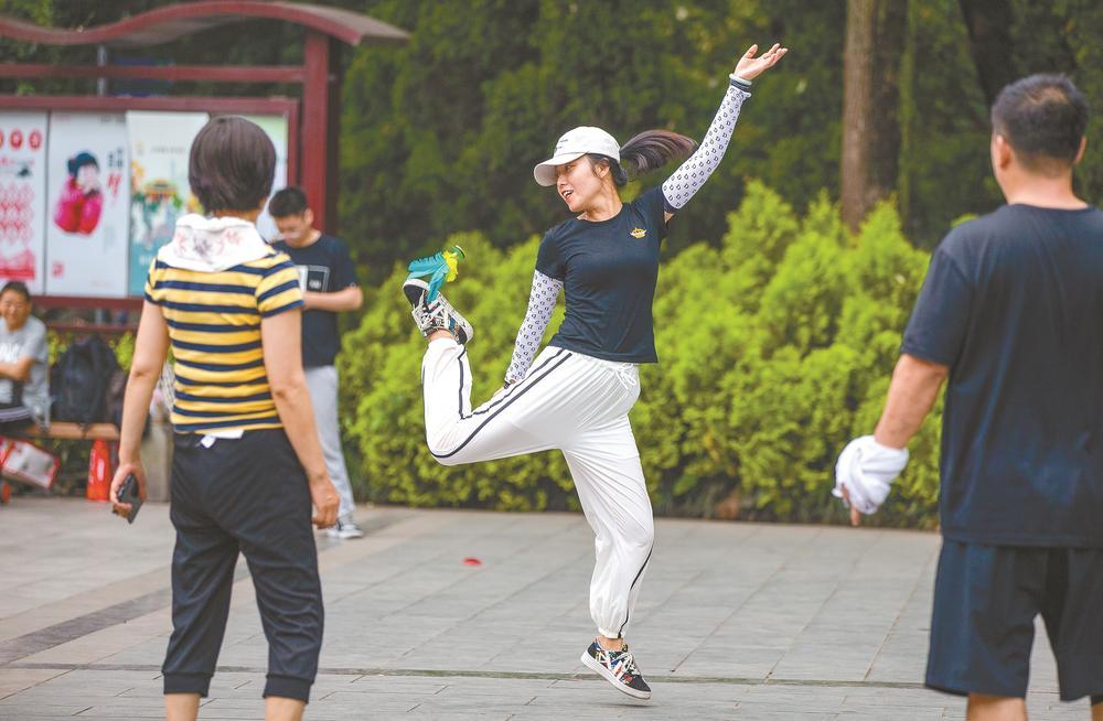 市民在人民公园踢毽子