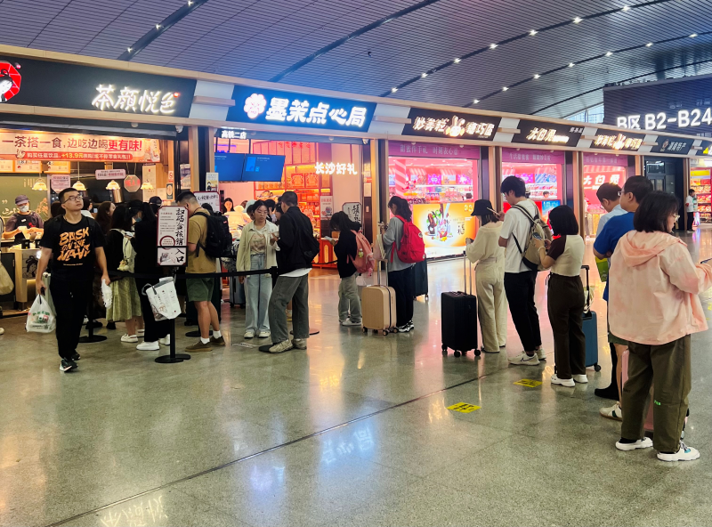 奶茶店门口大排长龙,门店"爆单"现象频频.(中国商报记者 贺阳/摄)