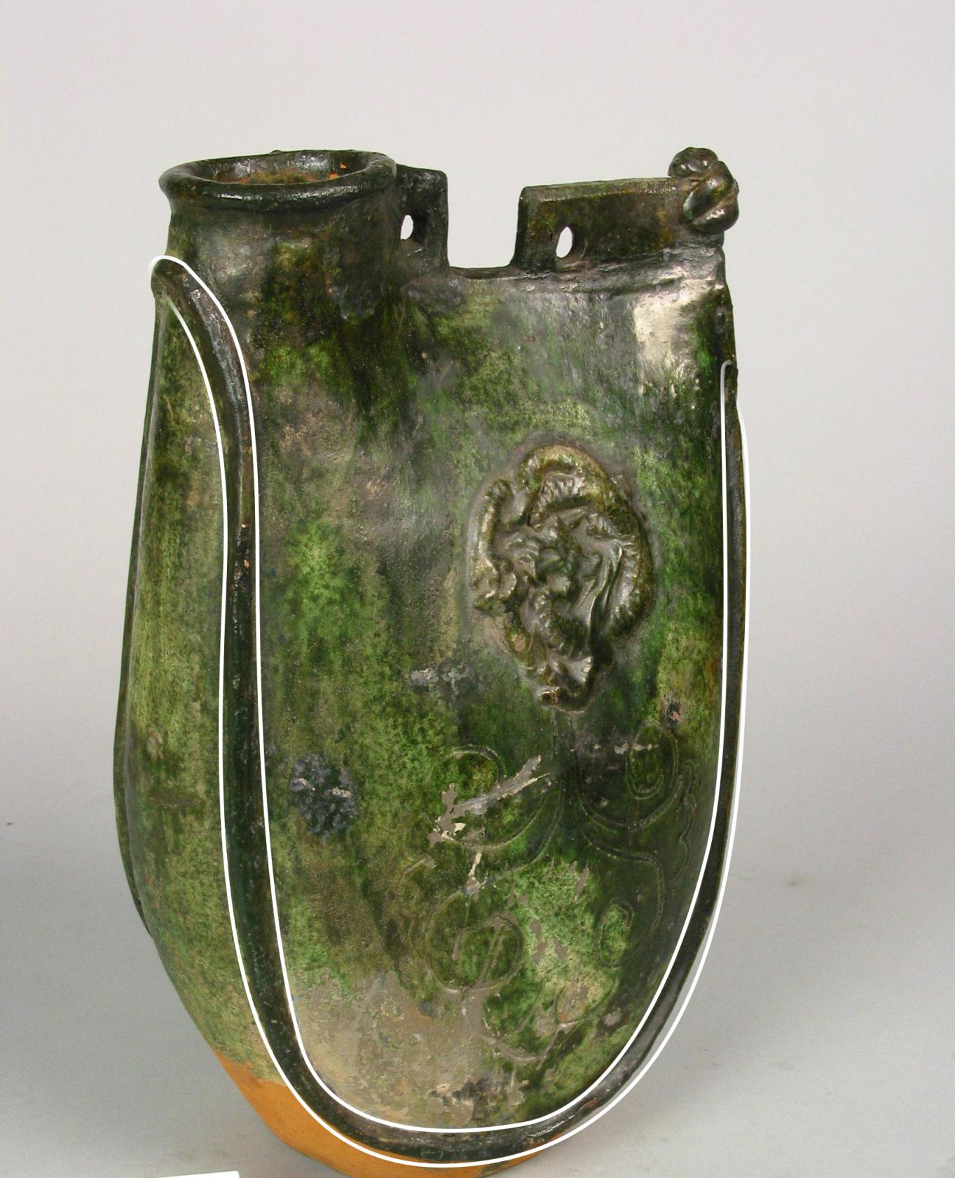 辽绿釉贴团龙菊花纹双孔鸡冠壶 辽宁省博物馆藏