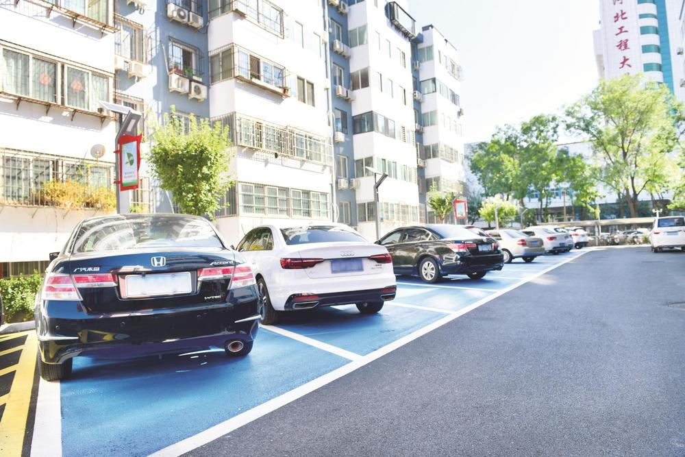 军苑小区重新规划了停车位,色彩亮丽,整洁美观.