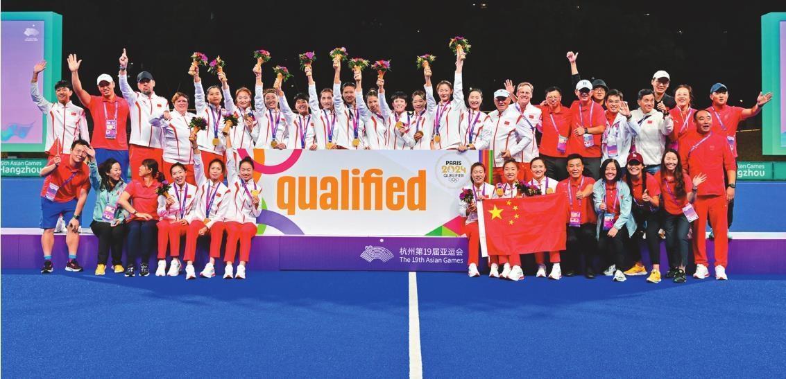 10月7日,中国女子曲棍球队在颁奖仪式上. 本报记者 高智勇 摄