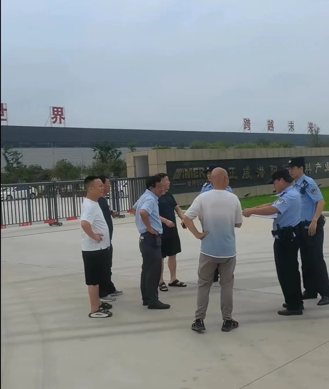 （被拖欠款项人员在正威潜阳新材料项目工厂门外，财联社记者摄）